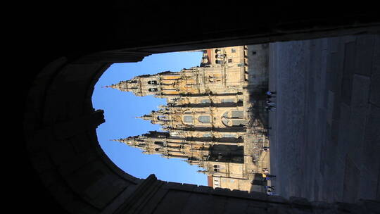 从拱形门视角拍摄大教堂建筑景观