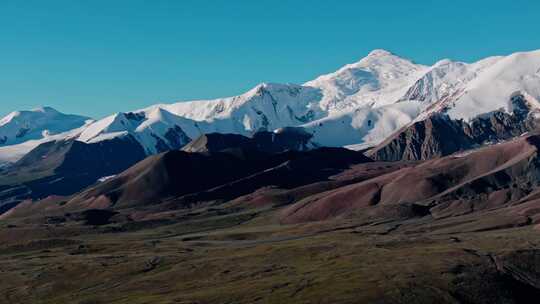 航拍阿尼玛卿雪山