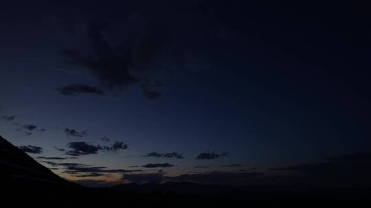 夜晚山中男子野外帐篷露营