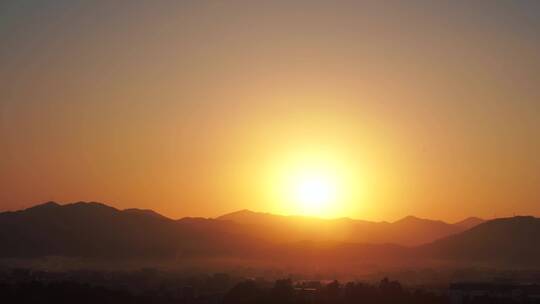 乡村山上日落延时傍晚干净天空夕阳黄昏阳光