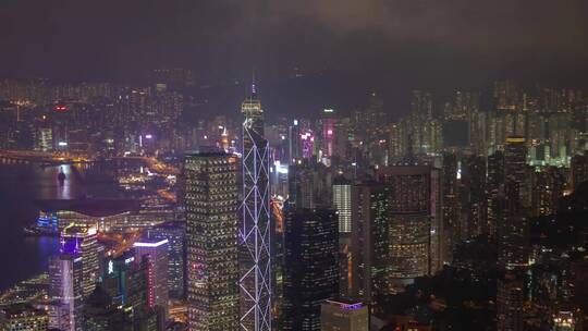 多云之夜的香港城市景观