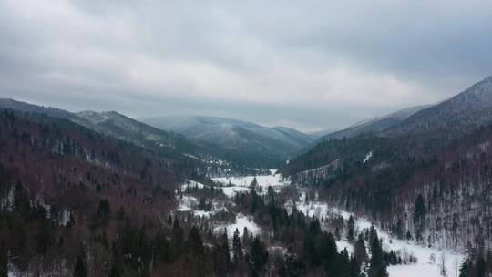冬天的电影般的山区山谷