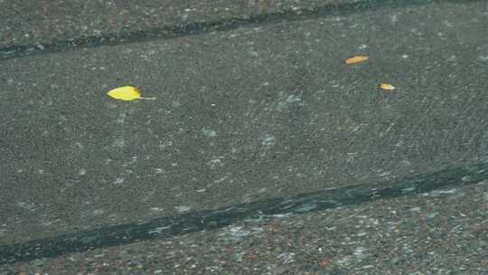 路面下雨雨水流动