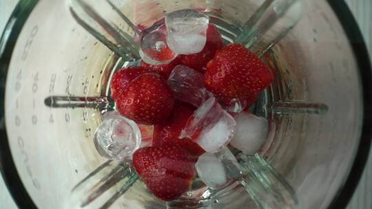 搅拌机里有草莓和冰块视频素材模板下载