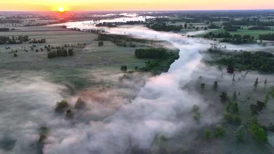 清晨田野河流树林巴盟的早晨雾气弥漫