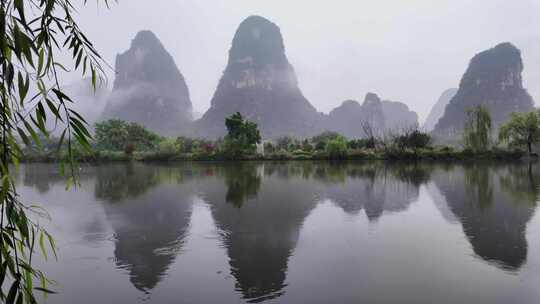 雨天湖景倒映绿树青山的宁静画面