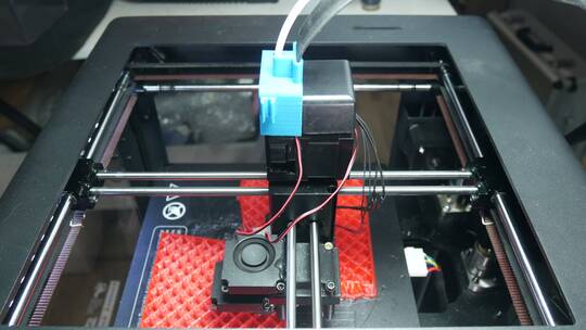 现代3D打印机在工作