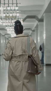 地铁地下通道中行走的匿名时尚女性的垂直