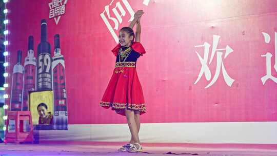 新疆女孩舞蹈