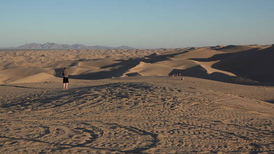 沙漠中的游客景观