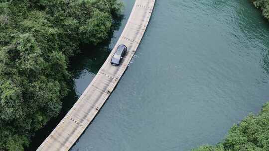 湖北恩施狮子关景区水上浮桥汽车开过航拍