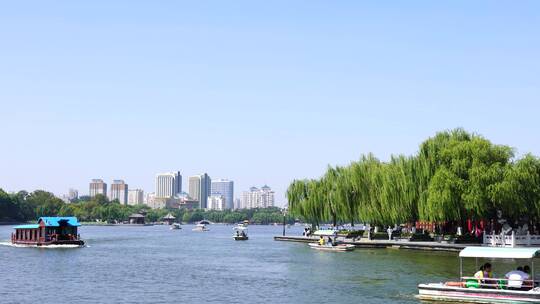 山东济南大明湖公园景区湖面景色与游船游客