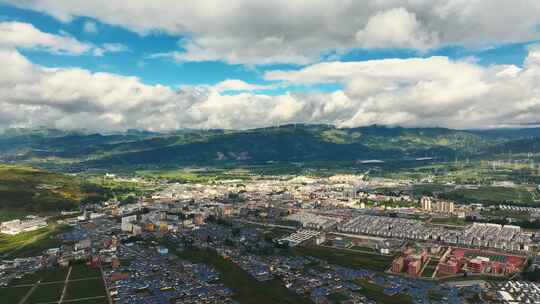 凉山州布拖县城镇风光与自然景观交融航拍