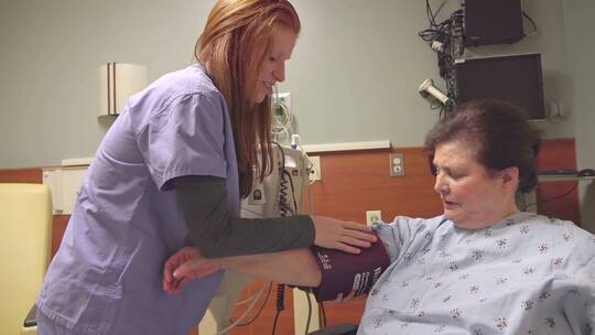 护士正在病人测血压