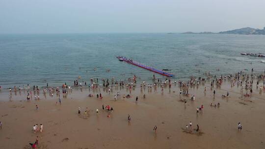 海边人群海岸线海上开游艇航拍