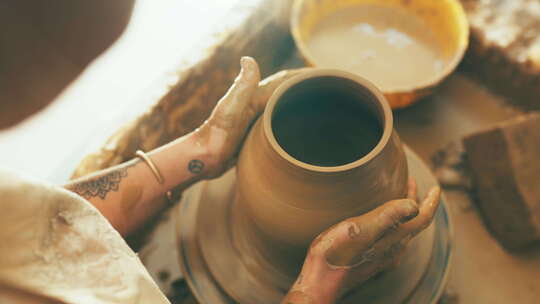创作陶器、雕塑或陶瓷的人、手和粘土