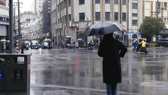 雨季下雨路边等待路人提伞