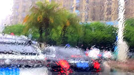 雨中前风挡玻璃雨幕及辅道行车慢镜头高清