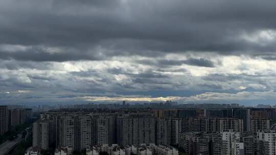 雪山下的城市成都城市晚霞日落流云延时