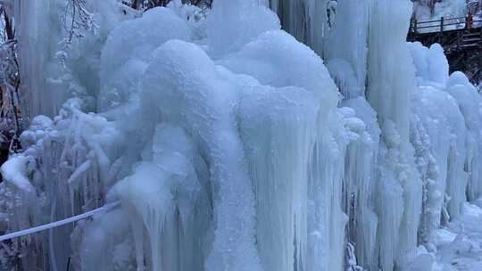 济南南部山区九如山，冰瀑成型冰天雪地