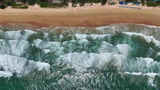 鸟瞰泰国普吉岛海域清澈的绿松石大海和波浪