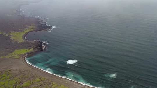 火山岛，海浪拍打着黑沙滩视频素材模板下载