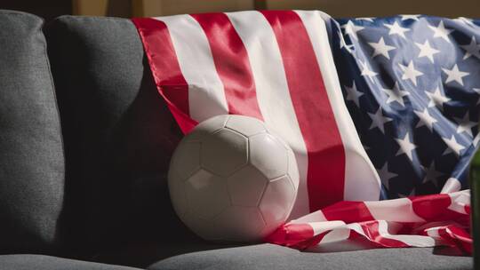 沙发上的旗帜和足球视频素材模板下载
