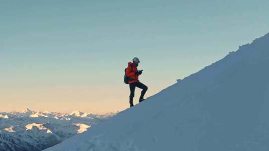 登山攀登雪山航拍