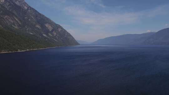 阿尔泰山脉与蓝天之间Teletskoye湖的鸟瞰图视频素材模板下载