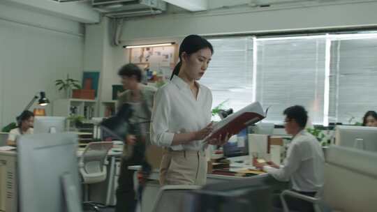 女白领走过忙碌的办公室