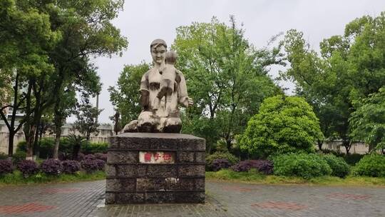 衡阳桥头公园母子情雕像