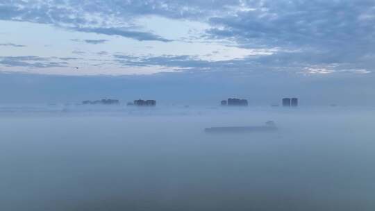 初夏长江大雾及迷航中的货船航拍视频