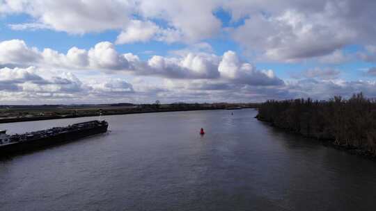 荷兰南荷兰乌德马斯河白天反冲洗驳船的鸟瞰图。