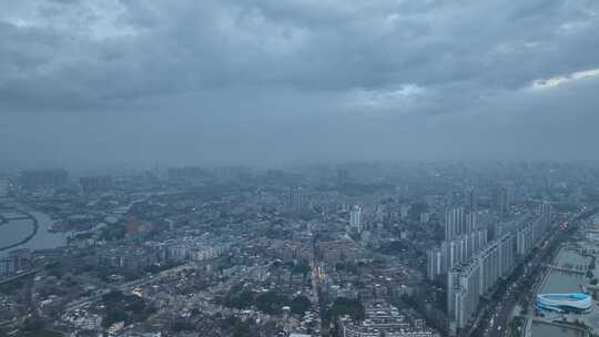 阴天城市航拍下雨天城市建筑风光汕头市雨天