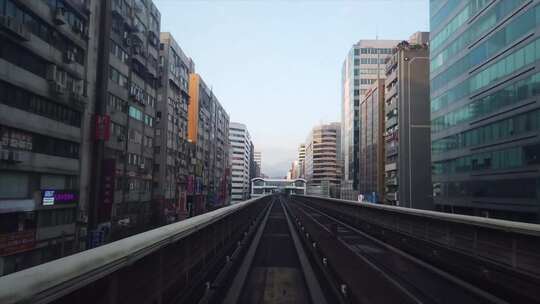 穿过城市的无人驾驶地铁火车捷运城轨视频素材模板下载