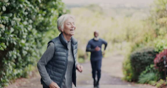 老年夫妇，在大自然的道路上跑步和健身，用
