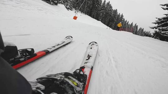 低角度拍摄滑雪者