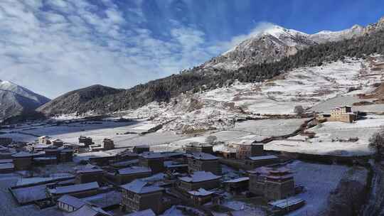 川西航拍雪后的上城子村雪景田园风光