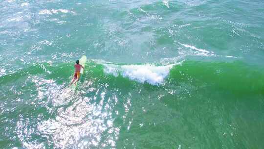 4K男人海上冲浪享受日光浴航拍视频