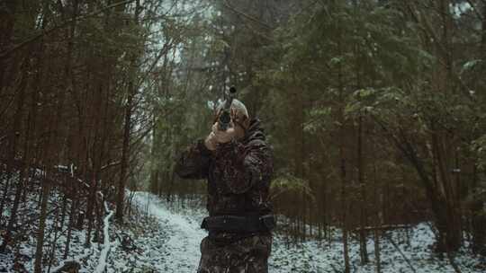 特写在森林保持警惕的猎人