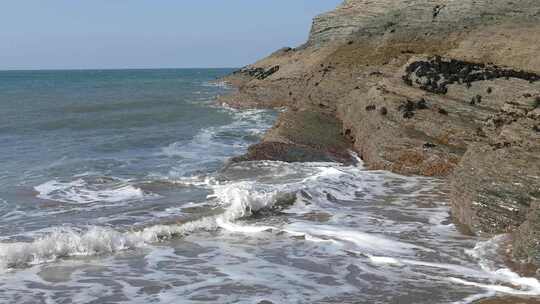 海浪拍打着海岸