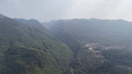 巍峨大山山谷航拍