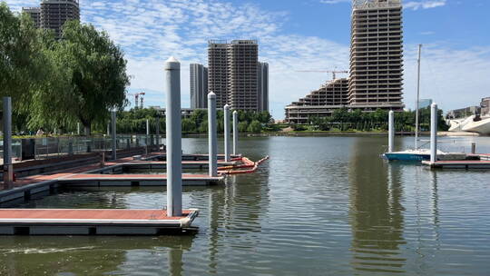 移动镜头北京大运河上的游艇停泊位