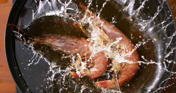 4K高速摄影两只虾掉落油锅