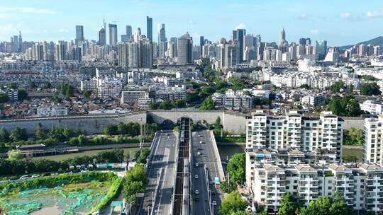 晴朗天气南京城市天际线和城市风光