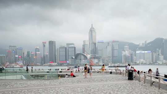 人们在观看世界闻名的声光秀香港城市天际线