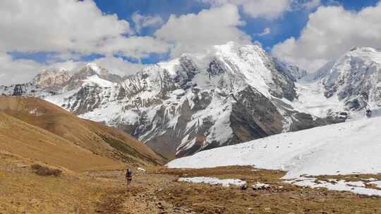 攀登横断山脉勒多曼因雪山的登山者徒步进山