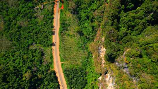 美丽的石灰石山脉道路