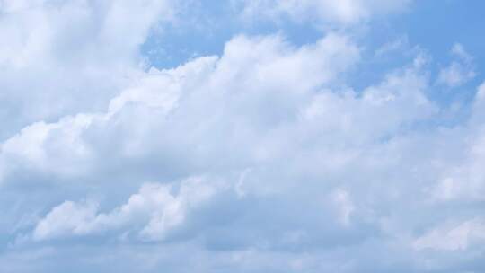 蓝天白云下的蓬松云朵云延时万里云卷云舒