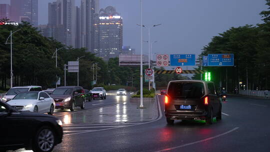 广州雨天街景